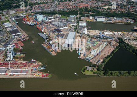 Die Niederlande, Rotterdam, Rotterdam, Hafen. Damen Shipyard, Werften, shiprepair und Konversion. Antenne. Stockfoto