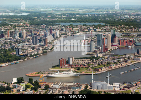 Niederlande, Rotterdam, Blick auf die Innenstadt. Vordergrund historische Schiff namens MS Rotterdam. Luftbild Stockfoto