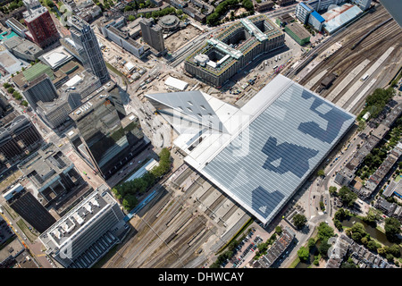 Niederlande, Rotterdam, Hauptbahnhof. Luftbild Stockfoto