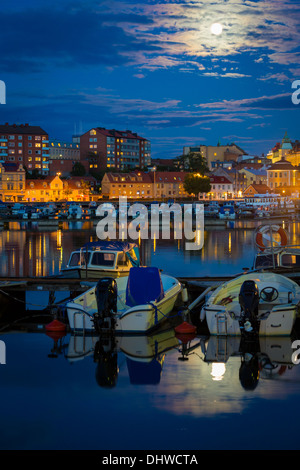 Mondaufgang über kleinen Bootshafen in Karlskrona, Schweden Stockfoto