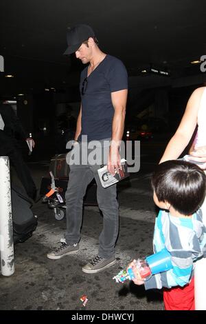 Alexander Skarsgard am LAX Flughafen nach der Ankunft auf einem Flug von London Los Angeles, Kalifornien - 28.05.12 Stockfoto