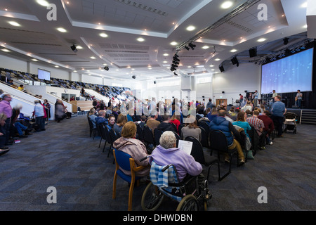 Gemeinde, Teilnahme an zeitgenössischen Anbetungsmusik während Sonntagsgottesdienst in der großen modernen Könige Community Church. Stockfoto