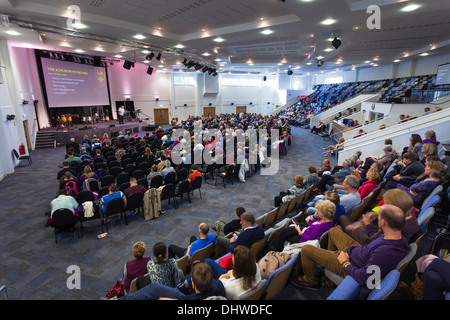 Gemeinde anhören der Pfarrer während der Sonntagsgottesdienst in der großen modernen Könige Community Church. Stockfoto