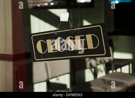 Nahaufnahme eines generischen geschlossenen Schilds, das am Fenster des Ladengeschäfts hängt England Großbritannien Großbritannien Großbritannien Großbritannien Großbritannien Großbritannien Großbritannien Großbritannien Großbritannien Großbritannien Großbritannien Stockfoto