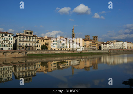 Gebäudes spiegelt sich in den Fluss Arno Florenz, Toskana, Italien Stockfoto