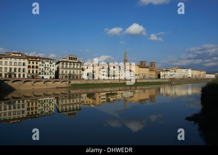 Gebäudes spiegelt sich in den Fluss Arno Florenz, Toskana, Italien Stockfoto