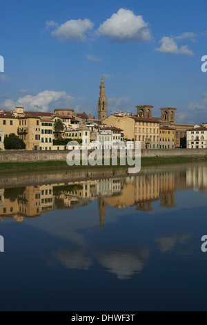 Gebäudes spiegelt sich in den Fluss Arno Florenz, Toskana, Italien Stockfoto