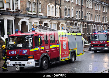 Feuerwehrfahrzeuge Teilnahme an Situation auf Wohnstraße in Süd-London - UK Stockfoto