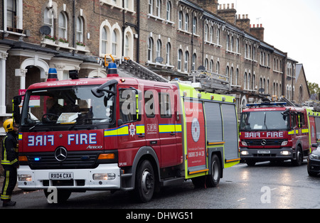 Feuerwehrfahrzeuge Teilnahme an Situation auf Wohnstraße in Süd-London - UK Stockfoto