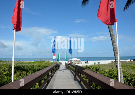 Fußweg zum Strand von Marco Island Hilton Resort Stockfoto