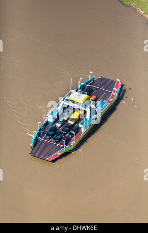 Niederlande, Wijk Bij Duurstede, Autofähre Nederrijn Fluss überquert. Luftbild Stockfoto