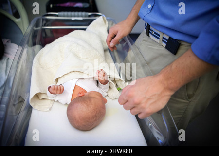 VATER & NEUGEBORENEN Stockfoto