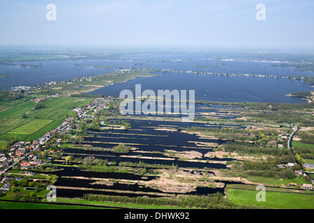 Niederlande, Tienhoven, Häuser in der Nähe von Seen genannt Loosdrechtse Plassen. Ehemalige Moor. Antenne Stockfoto