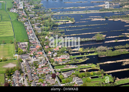 Niederlande, Tienhoven, Häuser in der Nähe von Seen genannt Loosdrechtse Plassen. Ehemalige Moor. Antenne Stockfoto