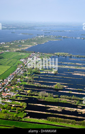 Niederlande, Tienhoven, Häuser in der Nähe von Seen genannt Loosdrechtse Plassen. Ehemalige Moor. Antenne Stockfoto