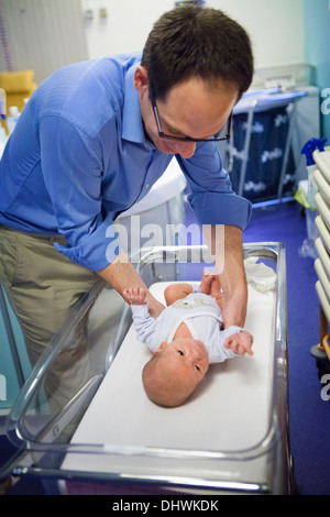 VATER & NEUGEBORENEN Stockfoto