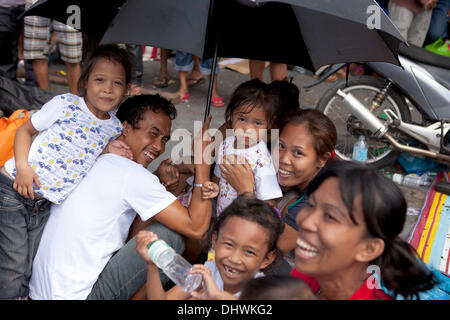 Lapu-Lapu, Cebu, Philippinen. 15. November 2013. Eine Familie deutlich Releived, im Gefolge der Taifun Haiyan von Tacloban, Leyte angekommen zu sein. Bildnachweis: imagegallery2/Alamy Live-Nachrichten Stockfoto