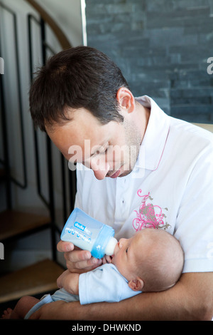 FLASCHE FÜTTERN Stockfoto