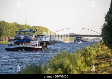 Niederlande, Loenersloot. Amsterdam-Rijn Kanaal Kanal bezeichnet Frachtschiffe Stockfoto