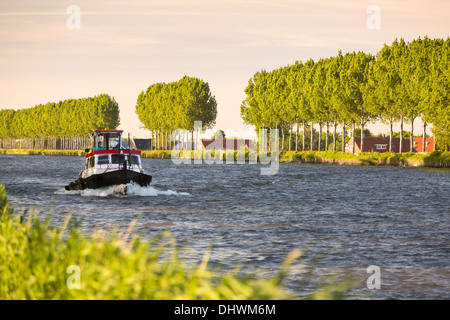 Niederlande, Loenersloot. Amsterdam-Rijn Kanaal Kanal bezeichnet Kleines Boot. Stockfoto