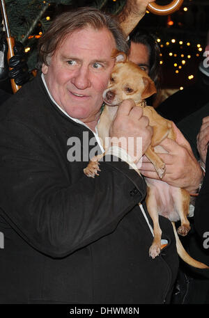 Salzburg, Österreich. 14. November 2013. Französischer Schauspieler Gerard Depardieu (L) stellt mit einem Hund bei der traditionelle Weihnachtsmarkt auf Gut Aiderbichl in Henndorf bei Salzburg, Österreich, 14. November 2013. Am 7. Dezember 2013 wird die Schow "Advent auf Aiderbichl" in ORF 2 ausgestrahlt. Foto: Ursula Düren/Dpa/Alamy Live News Stockfoto