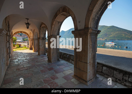 Dunkle Torbogen in dem alten Haus in der Stadt Perast, Montenegro Stockfoto