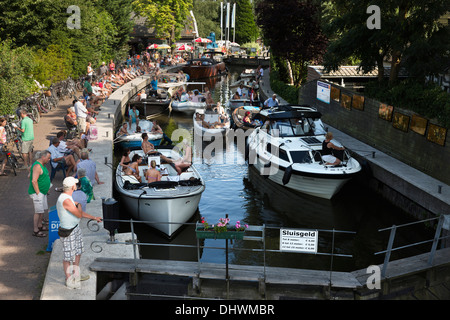 Niederlande, Loenen Aan de Vecht. Yachten in Schleuse genannt Fluss Vecht mit Seen verbindet Loosdrechtse Plassen Stockfoto