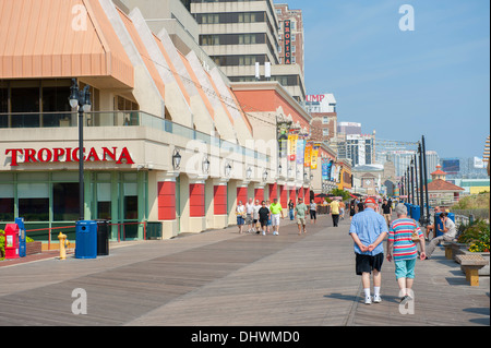 USA Amerika New Jersey NJ N. J. Atlantic City Boardwalk Menschen zu Fuß entlang der Promenade spazieren Stockfoto