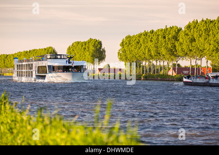 Niederlande, Loenersloot. Amsterdam-Rijn Kanaal Kanal bezeichnet Flusskreuzfahrtschiff Stockfoto