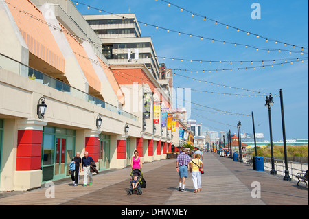 USA Amerika New Jersey NJ N. J. Atlantic City Boardwalk Menschen zu Fuß entlang der Promenade spazieren Stockfoto