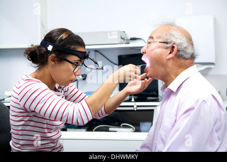 HNO & HALS, ÄLTERE PERSON Stockfoto