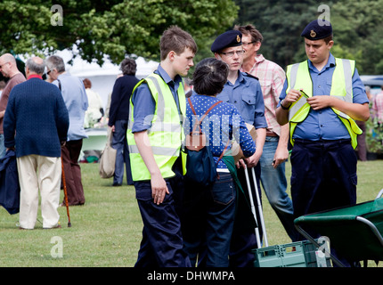 Sea Scouts, die auf einer Werksmesse auf dem Gelände von Helmingham Hall Suffolk als Verwalter eingesetzt werden. Stockfoto