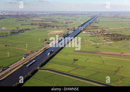 Niederlande, Loenersloot, Frachtschiffe am genannt Amsterdam-Rhein-Kanal. Luftbild Stockfoto