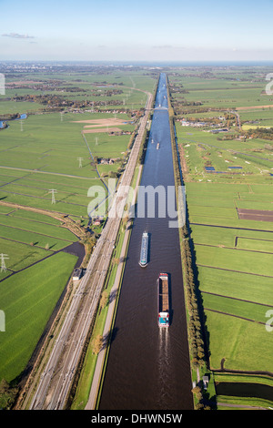 Niederlande, Loenersloot, Frachtschiffe am genannt Amsterdam-Rhein-Kanal. Luftbild Stockfoto