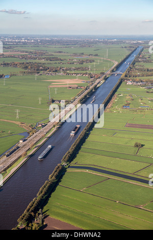 Niederlande, Loenersloot, Frachtschiffe am genannt Amsterdam-Rhein-Kanal. Luftbild Stockfoto