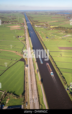 Niederlande, Loenersloot, Frachtschiffe am genannt Amsterdam-Rhein-Kanal. Luftbild Stockfoto