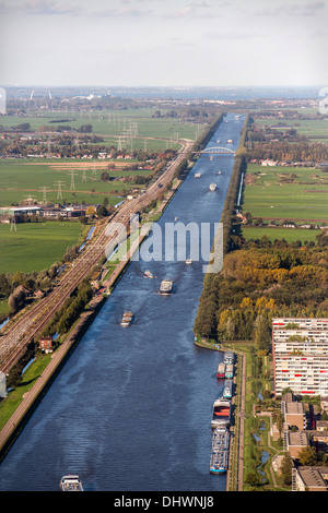 Niederlande, Breukelen, Frachtschiffe am genannt Amsterdam-Rhein-Kanal. Luftbild Stockfoto