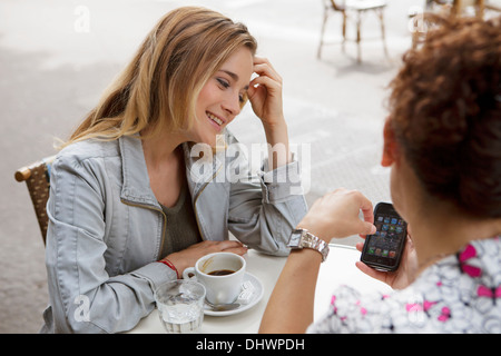 CAFE-BAR, TISCHE IM FREIEN Stockfoto