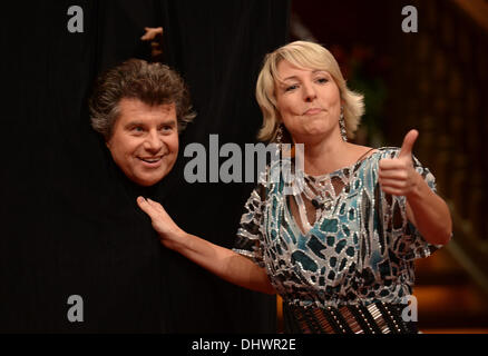 Basel, Schweiz. 14. November 2013. Dpa-exklusiv - ORF Moderator und Sänger Andy Borg (L) Posen mit Alexandra Geiger von Gesangsduo "Geschwister Hofmann" während einer Probe für die ARD-Fernsehen Musik zeigen "Musikantenstadl" in Basel, Schweiz, 14. November 2013. Pongratz wurde mit dem Titel "Professor" für sein Engagement für Fernsehunterhaltung im Wiener Palais Starhemberg geehrt. Foto: Patrick Seeger/Dpa/Alamy Live News Stockfoto