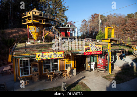 Ziegen auf dem Dach am Straßenrand Tourist Shop in der Nähe von Clayton, Georgia, USA. Stockfoto