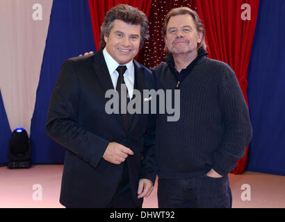 Basel, Schweiz. 14. November 2013. Dpa-exklusiv - österreichische TV-Regisseur Kurt Pongratz, bekannt als "Professor" und ORF-Moderator und Sänger Andy Borg (L) zusammen während einer Probe für die ARD-Fernsehen Musik darstellen zeigen "Musikantenstadl" in Basel, Schweiz, 14. November 2013. Pongratz wurde mit dem Titel "Professor" für sein Engagement für Fernsehunterhaltung im Wiener Palais Starhemberg geehrt. Foto: Patrick Seeger/Dpa/Alamy Live News Stockfoto