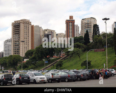 Wohnblocks im Pacaembu Viertel von Sao Paulo mit Blick auf das Fußballstadion und das Museum des Fußballs Stockfoto