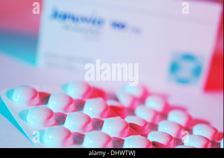 Paket von pharmazeutischen Tabletten mit Verpackung Stockfoto