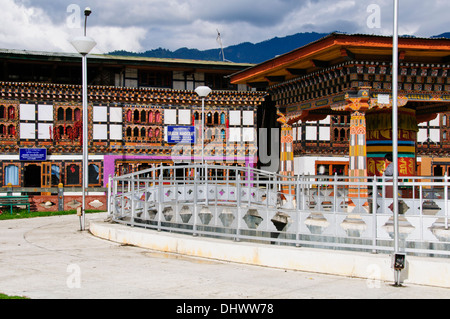 Paro, Hauptstraße, traditionelle Architektur, dekoriert Reich Gebäude von kleinen Geschäften umgeben von Farmen Reisfelder, Bhutan Stockfoto