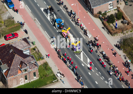 Niederlande, Lisse, Hyazinthen und Flower Parade, Menschen an der Seite der Straße. Luftbild Stockfoto