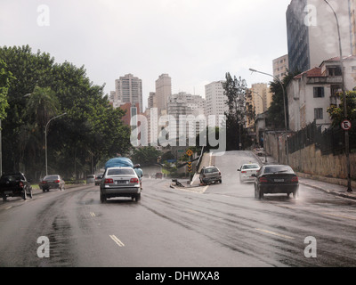 Verkehr auf einer Autobahn durch die Stadt Sao Paulo in Brasilien Stockfoto