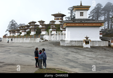 In der Gedenkstätte des 108 Chörten, Bhutan Stockfoto