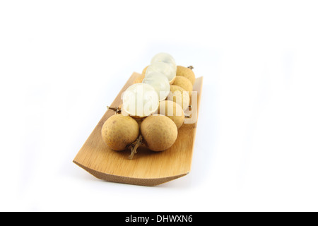 Frische Longan auf Bambus Platte und weißen Hintergrund. Stockfoto