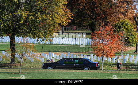 Der Wagen mit US-Präsident Barack Obama geht vor eine begrüssende Veteran auf dem Nationalfriedhof Arlington in Arlington, Virginia, USA, 11. November 2013. Bildnachweis: Olivier Douliery / Pool über CNP Stockfoto