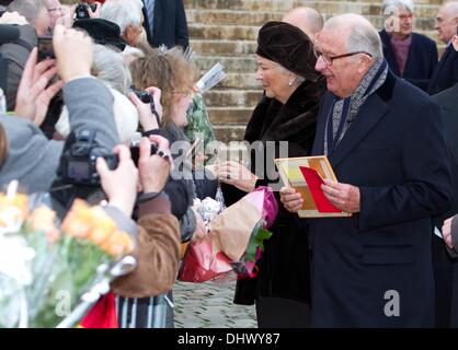 Brüssel, Belgien. 15. November 2013. König Albert II und Königin Paola von Belgium (R) kommen für das Te Deum in der Kathedrale St. Michael und St. Gudula anlässlich des Königs Tag in Brüssel, 15. November 2013. Foto: RPE / Albert pH van der Werf/Dpa/Alamy Live-Nachrichten Stockfoto